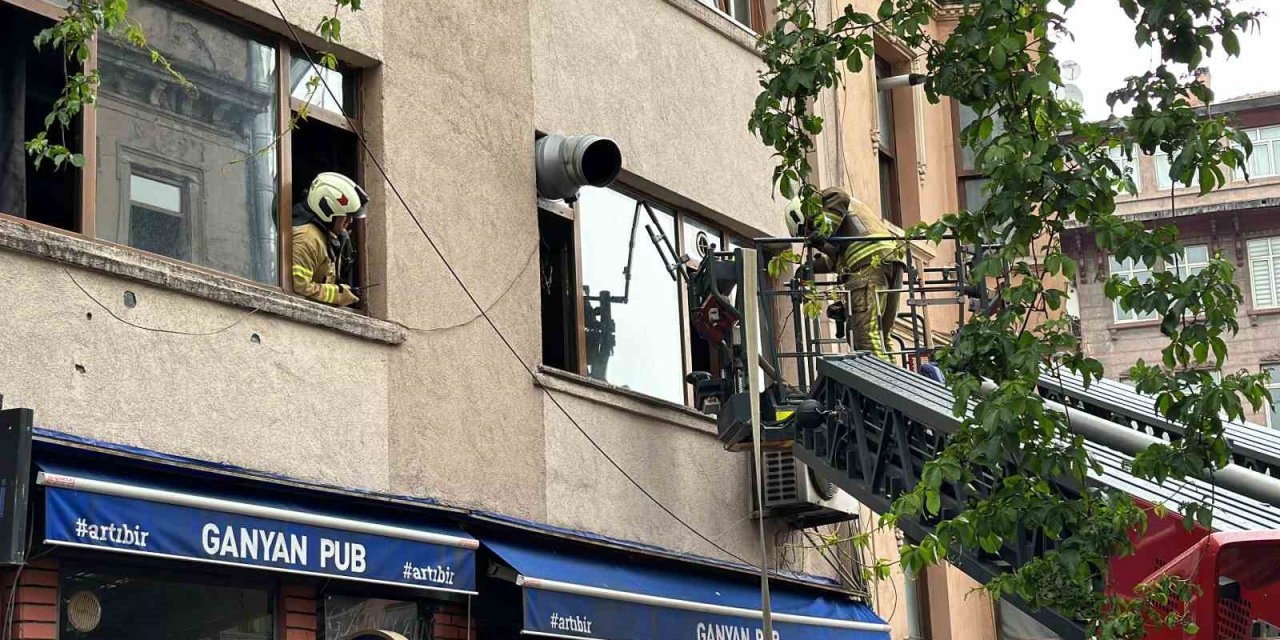 BEYOĞLU’DA 6 KATLI BİNADA YANGIN PANİĞİ: MAHSUR KALAN 2 KİŞİ KURTARILDI