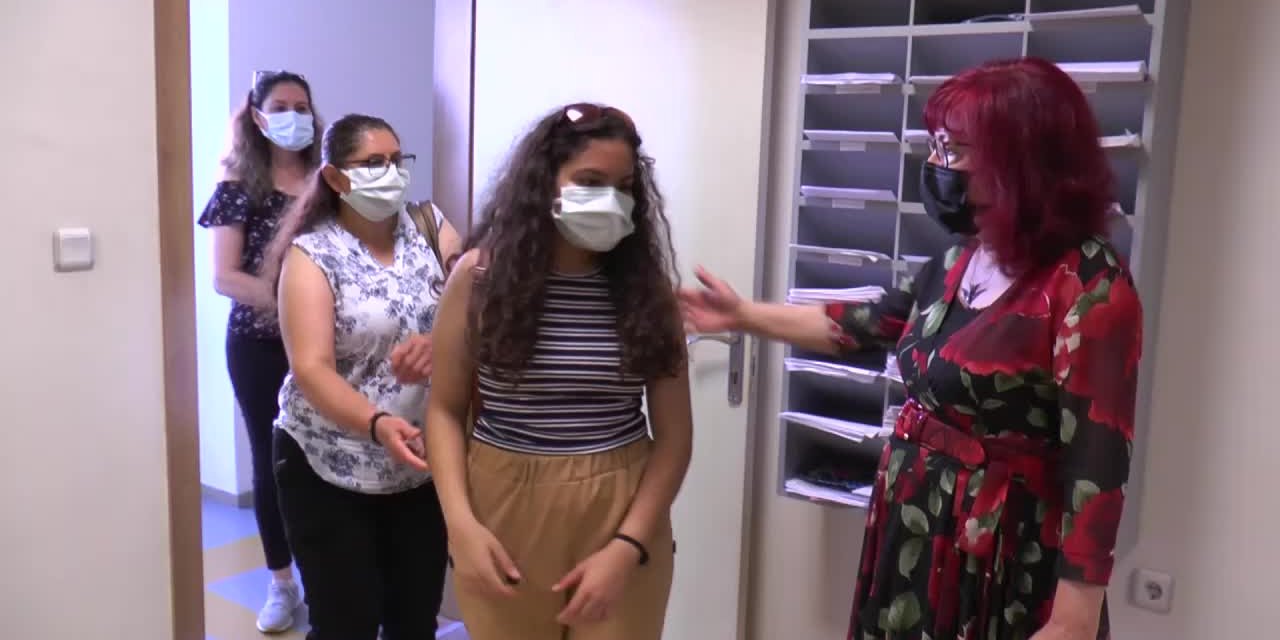 GÖRME ENGELLİLER İÇİN, GÖZLÜĞE TAKILIP ETRAFI SESLİ OLARAK BETİMLEYEN CİHAZ ÜRETİLDİ