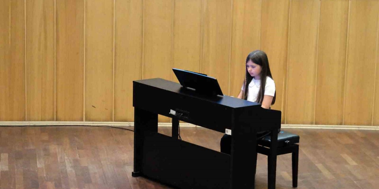 GENÇ YETENEKLER, PERFORMANSLARIYLA ALKIŞ ALDI