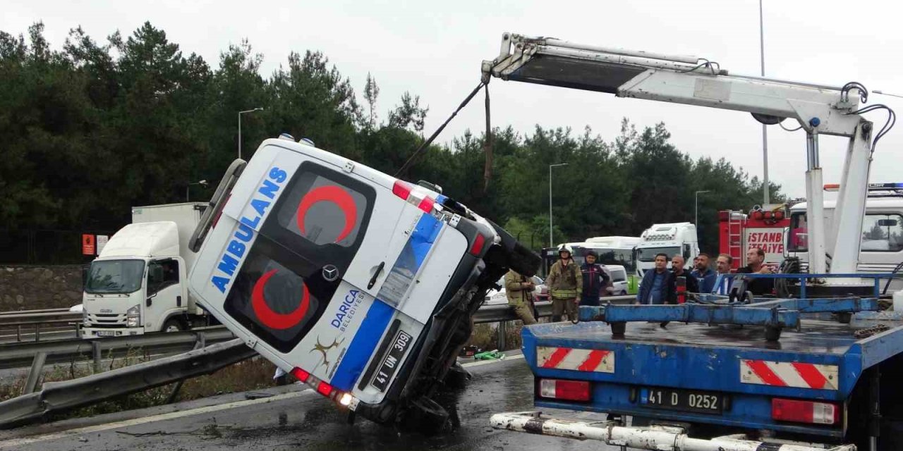 TUZLA’DA HASTA NAKİL AMBULANSI YAN YATTI: 3 YARALI