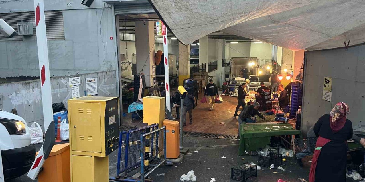 KAPALI PAZAR YERİ HAVALANDIRMASINA BİBER GAZI SIKIP KAÇTI