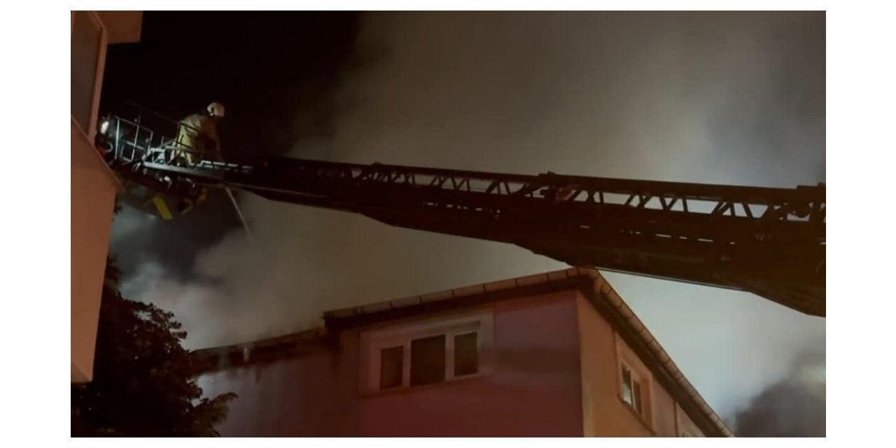 SARIYER’DE ANAOKULUNDA BAŞLAYAN YANGIN YAN BİNAYA SIÇRADI: 2 KİŞİ DUMANDAN ETKİLENDİ