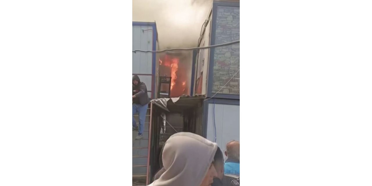 EYÜPSULTAN’DA İNŞAAT İŞÇİLERİNİN ALEVLERDEN KAÇIŞI KAMERADA