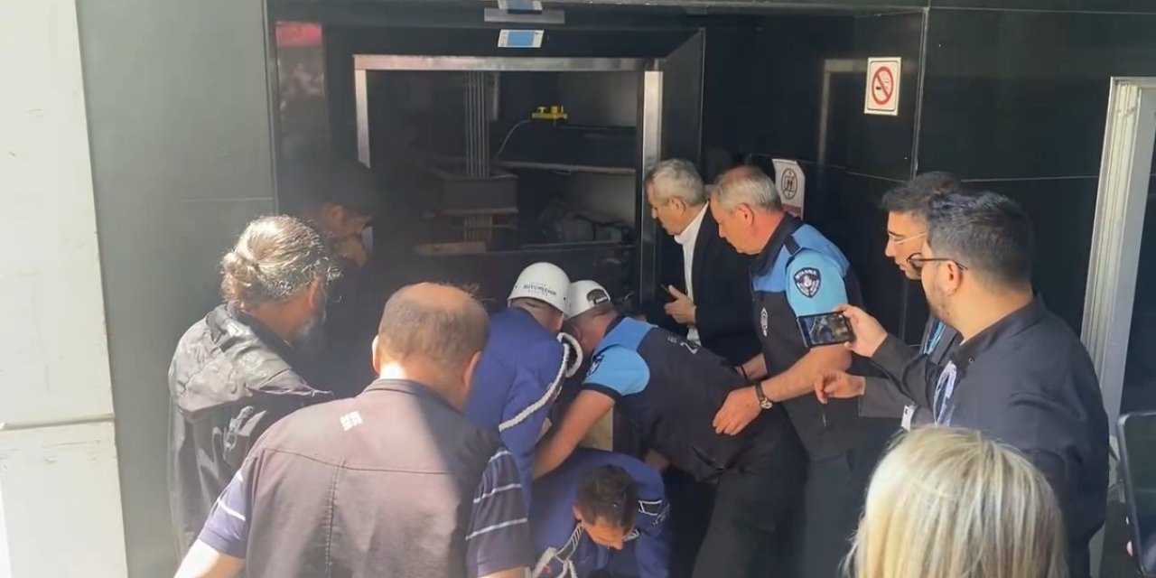 İLHAN ŞEŞEN’İN CENAZESİ ASANSÖRDE MAHSUR KALDI