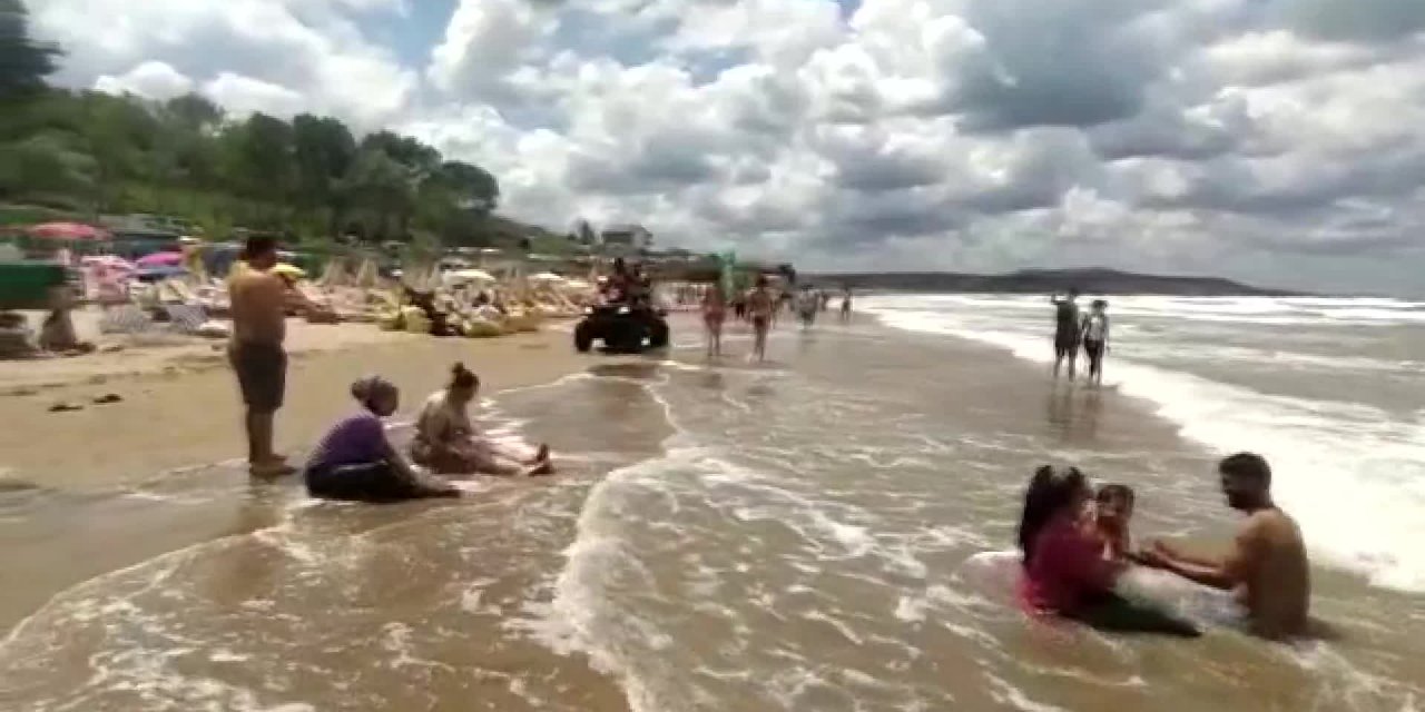 ŞİLE'DE DENİZE GİRMEK İSTEYENLER SIK SIK UYARILIYOR