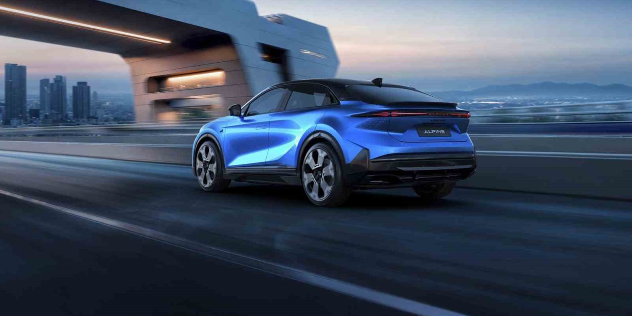 ALPİNE’İN SPORTİF FASTBACK MODELİNİN DÜNYA LANSMANI GERÇEKLEŞTİ
