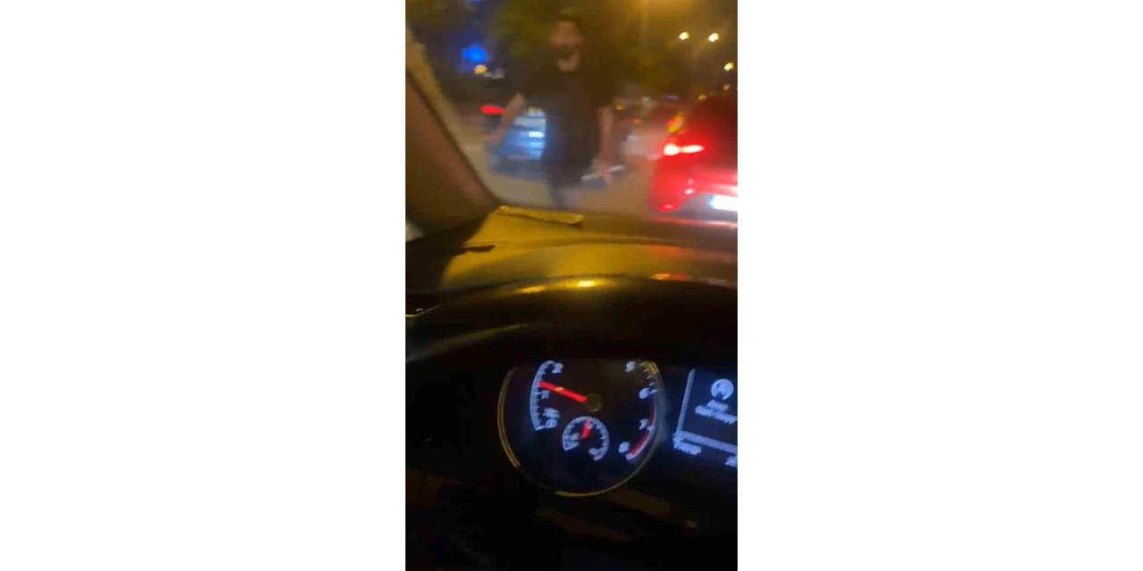 MALTEPE’DE YOL VERME TARTIŞMASI: ÖNÜNÜ KESTİ, ARACINI YUMRUKLADI