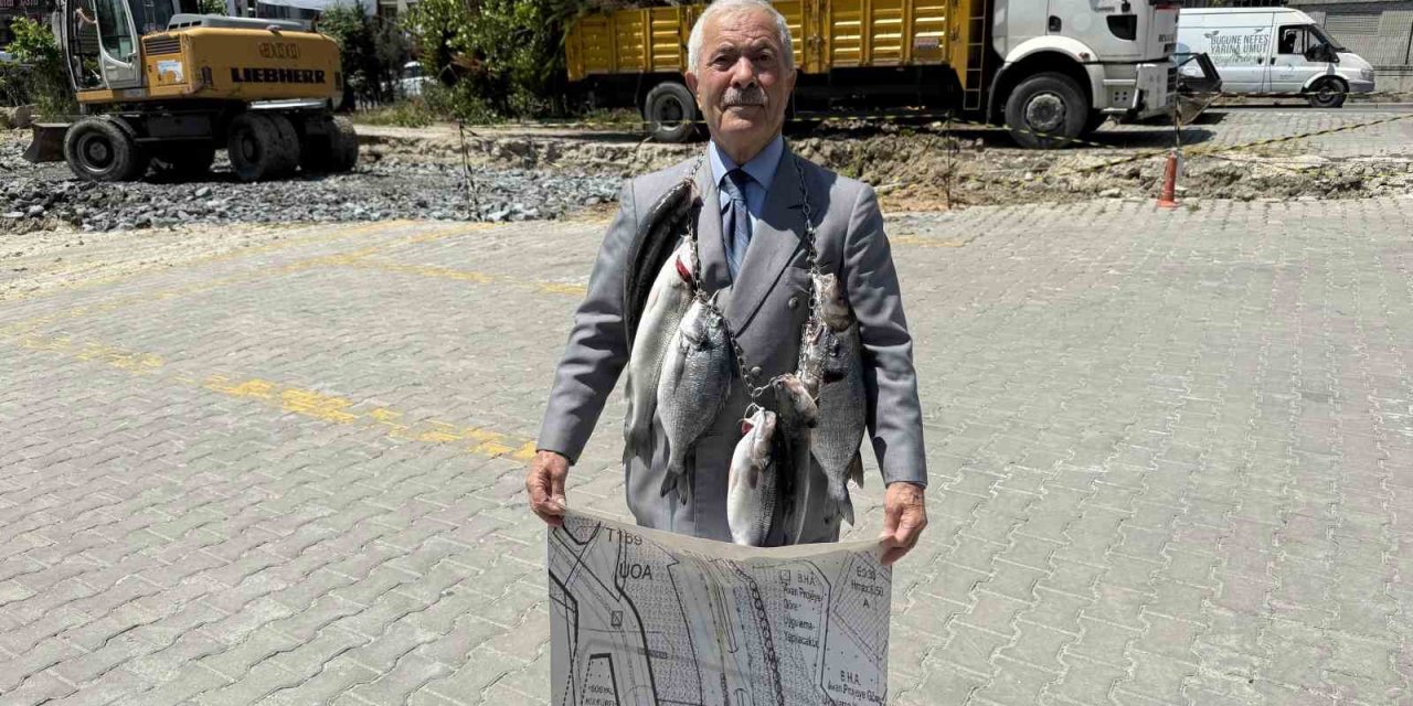 BALIKÇI KENAN, BOYNUNA ASTIĞI BALIKLARLA İMAMOĞLU VE ÖZEL’İ PROTESTO ETTİ