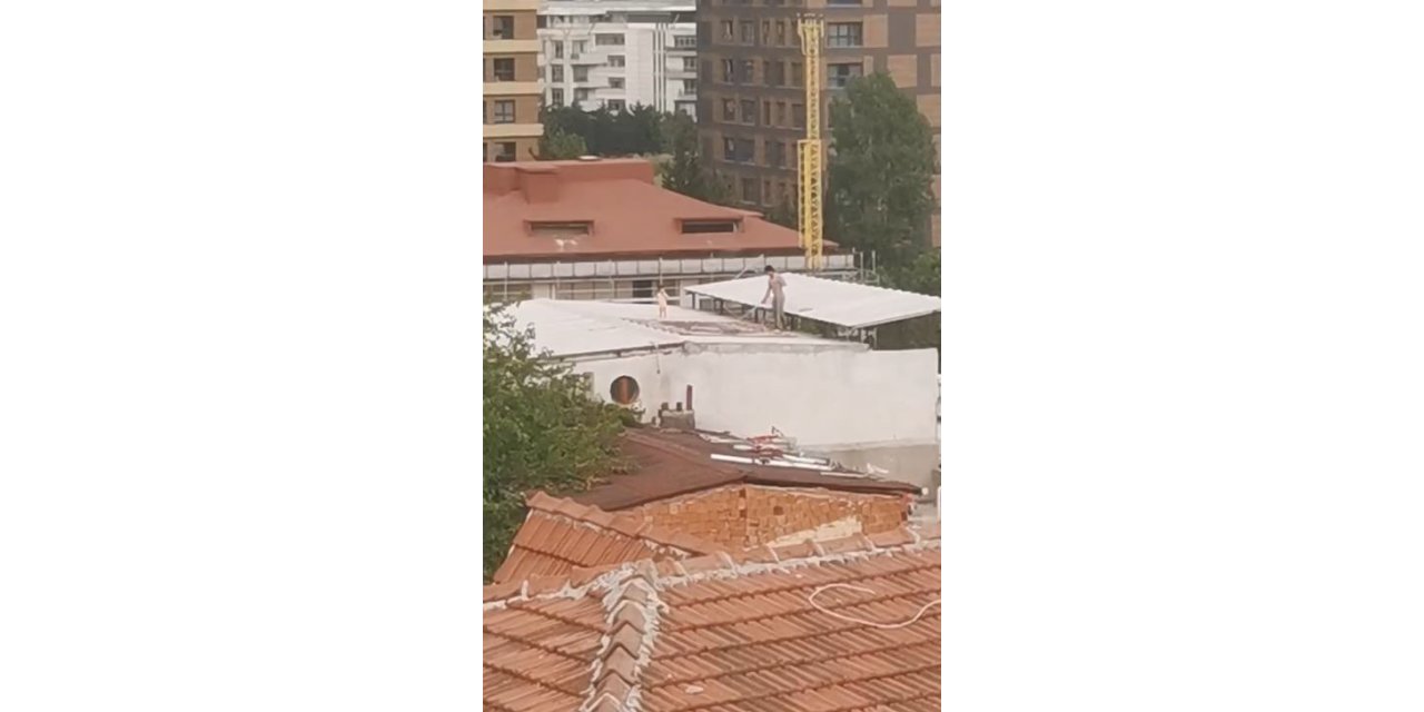 ÇOCUKLA BİRLİKTE ÇATIDA HALI YIKAYAN VATANDAŞ KAMERADA
