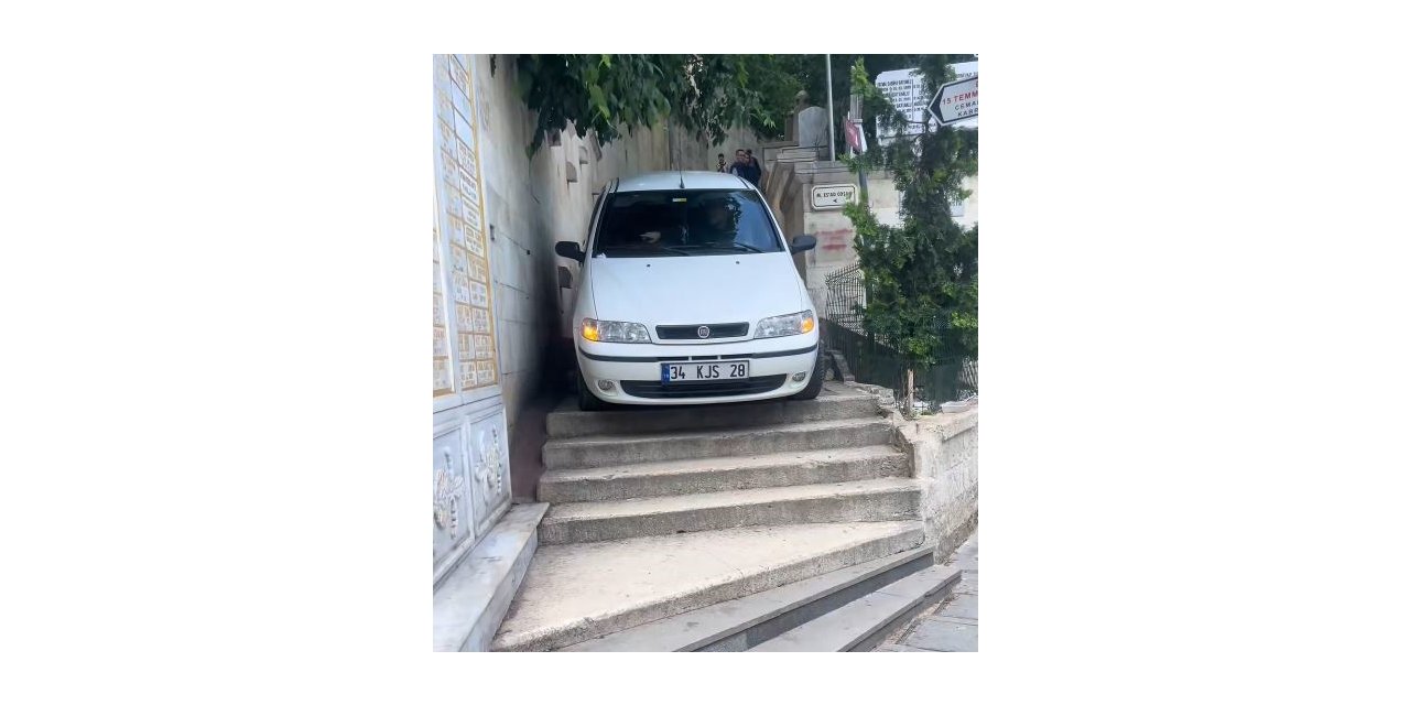 EYÜPSULTAN’DA NAVİGASYONA ALDANAN SÜRÜCÜ MERDİVENLERDE MAHSUR KALDI