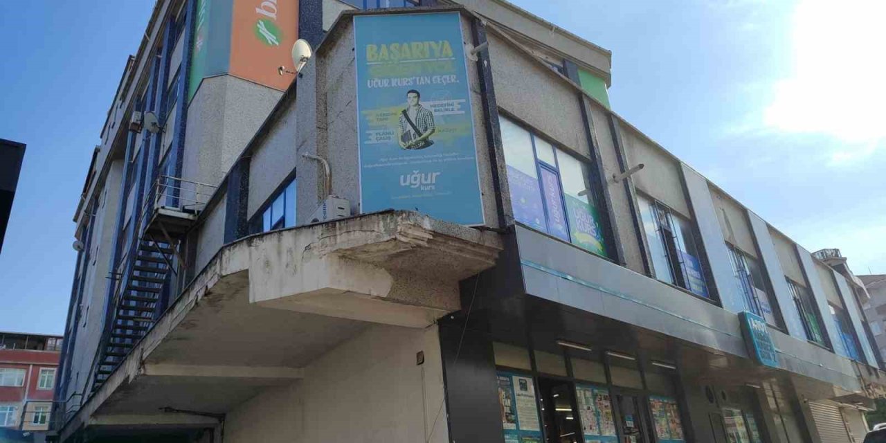 GÜNGÖREN’DE BİNADA ASILI REKLAM PANOSU DÜŞTÜ, PANİK YAŞANDI