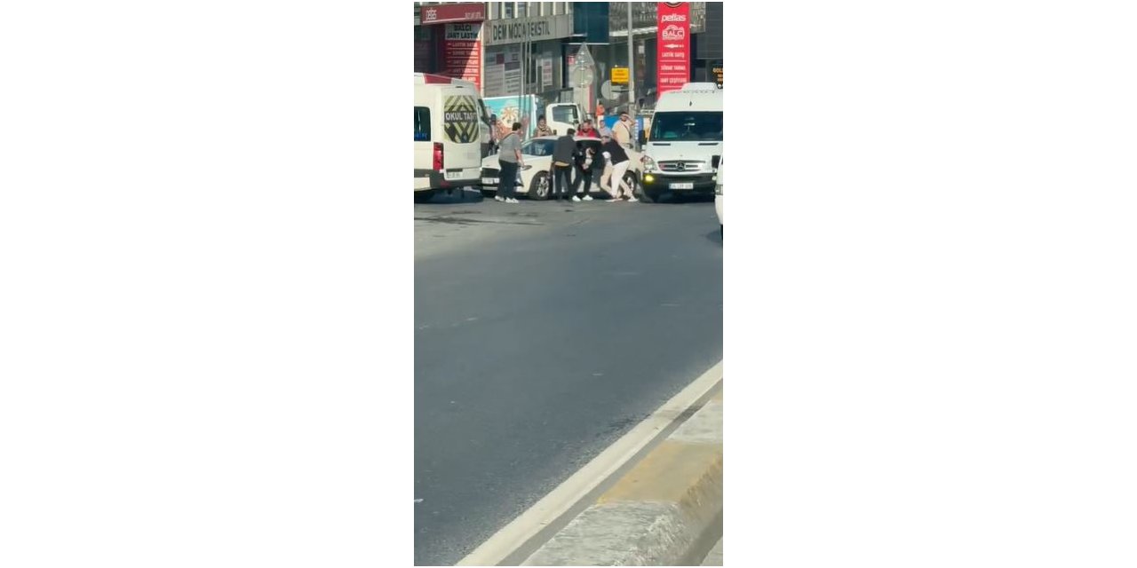 BAĞCILAR’DA YOL VERMEME KAVGASI KAMERADA