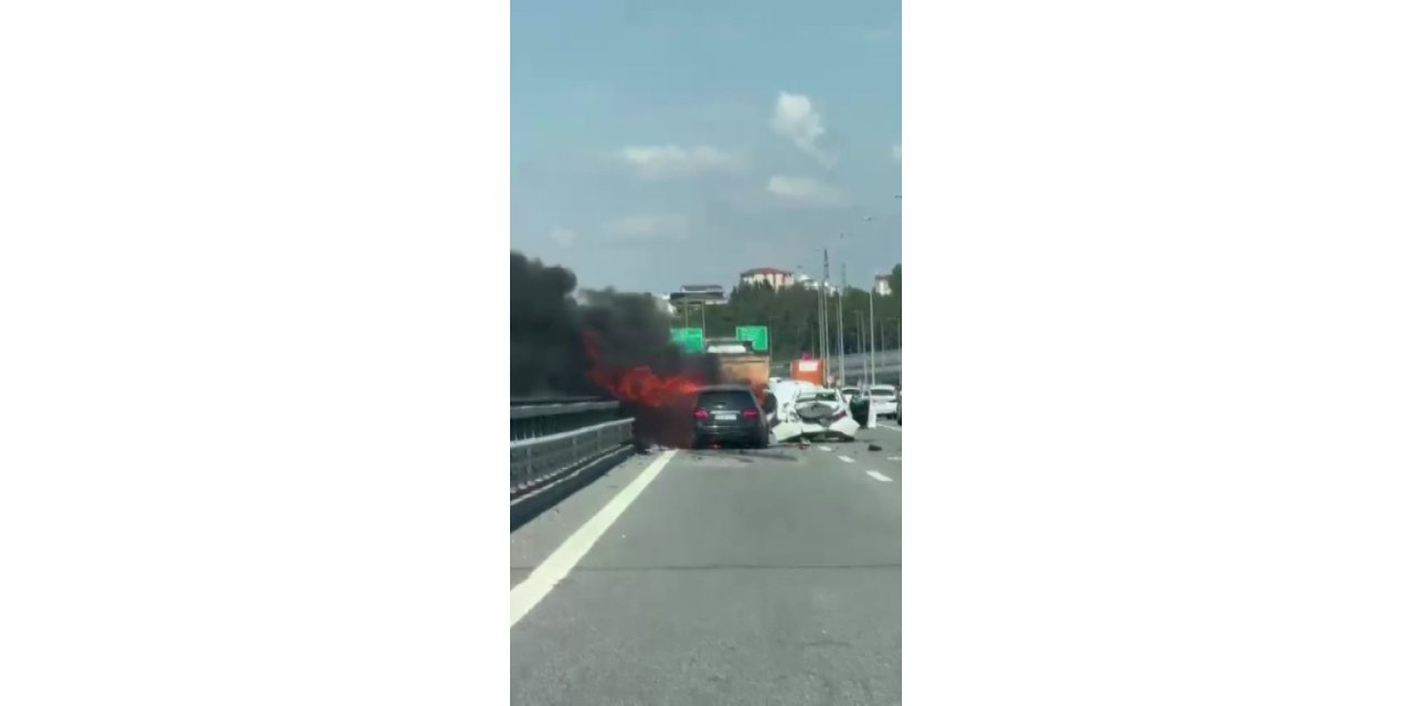 KUZEY MARMARA OTOYOLU’NDA ZİNCİRLEME KAZA SONRASI 2 ARAÇ YANDI