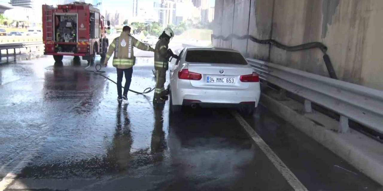 ATAŞEHİR’DE LÜKS OTOMOBİL ALEV ALEV YANDI