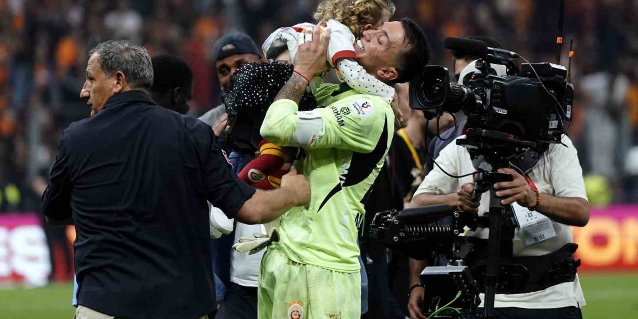 GALATASARAY ŞAMPİYONLUĞU TARAFTARI ÖNÜNDE KUTLADI
