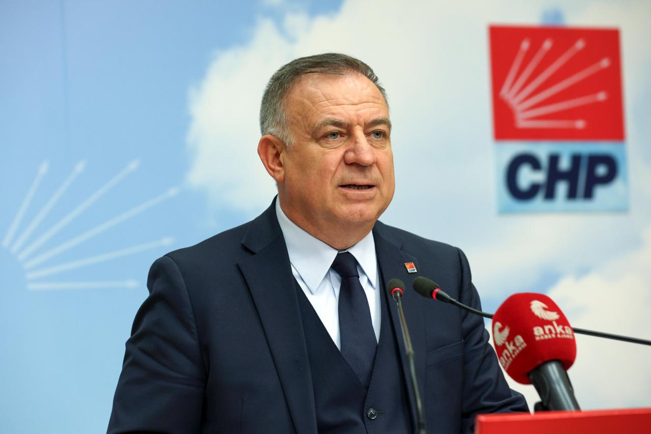 Gökan Zeybek'ten Bakan Tekin'e: Biz CHP Olarak Halkımıza Hakaret Etmiyoruz; Halkımıza Hizmet Ediyoruz