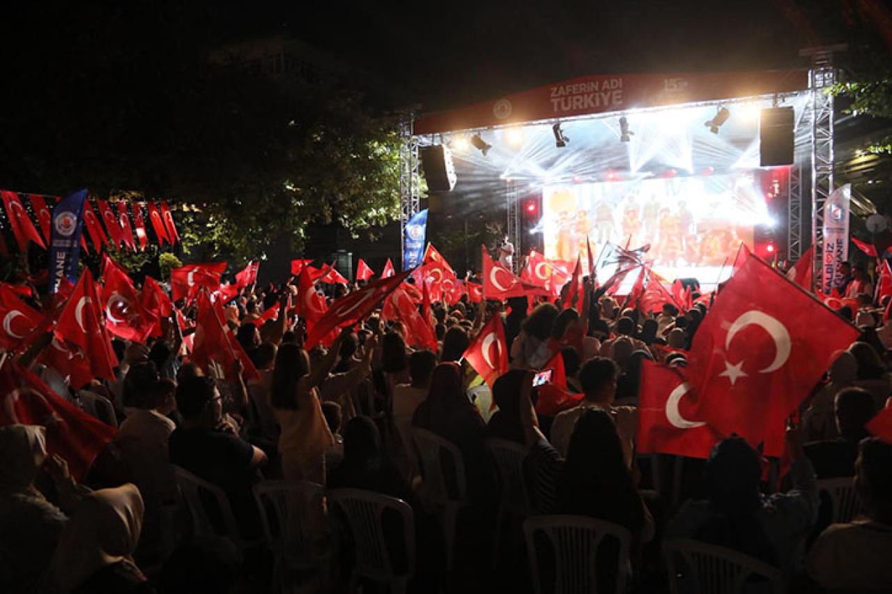 KÂĞITHANE’DE 15 TEMMUZ ŞEHİTLERİ DUALARLA ANILDI