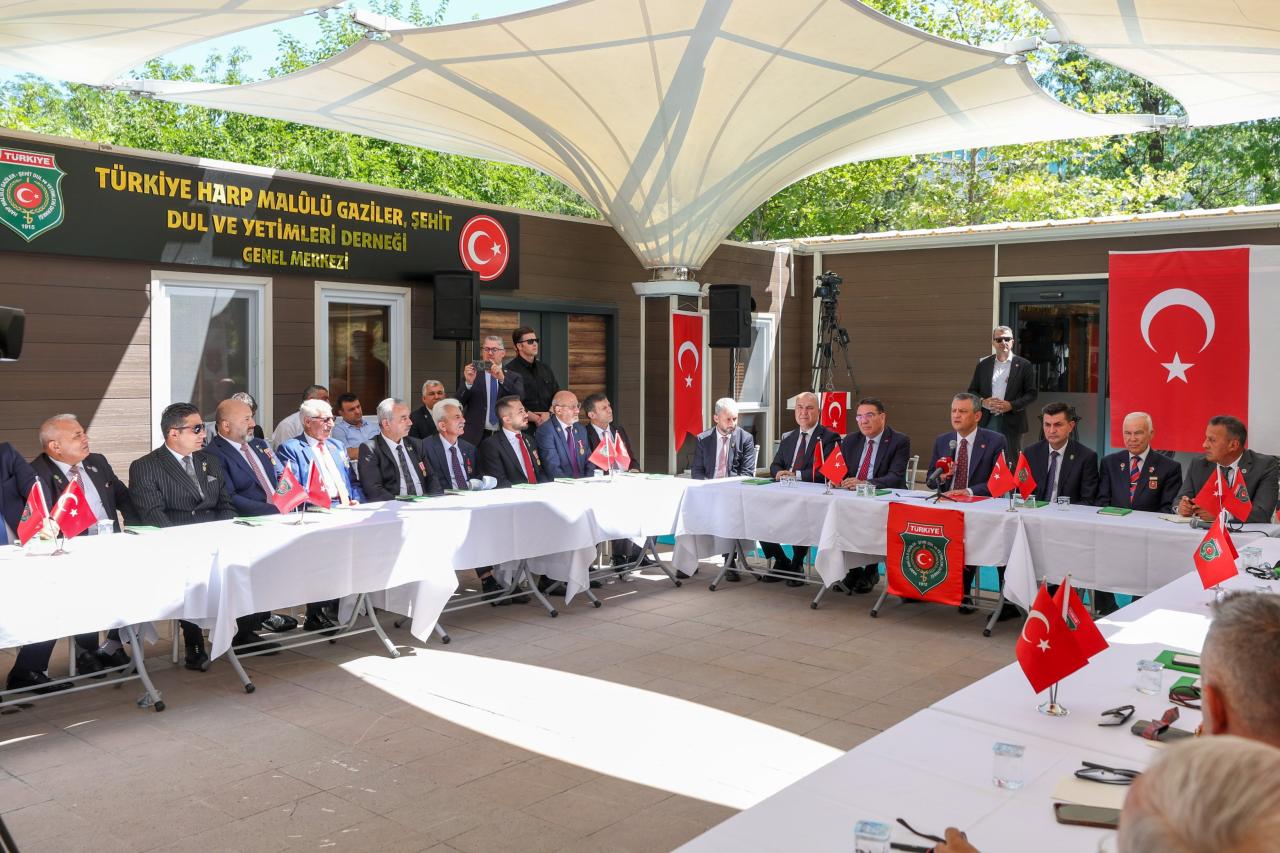 CHP Lideri Özel: Biz Her Şeye Varız Ama Şehit Aileleri ve Gazilerimizin Gözünün İçine Bakamayacağımız Hiçbir Şeyde Yokuz