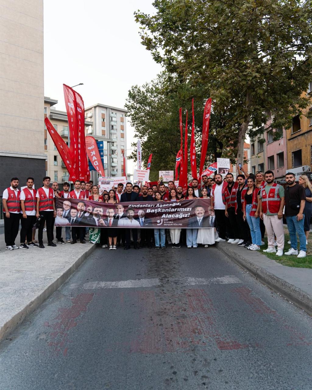 CHP Gençlik Korteji Bayrampaşa’da: “Tarihin Doğru Tarafında Duranlar Kazanacak!”