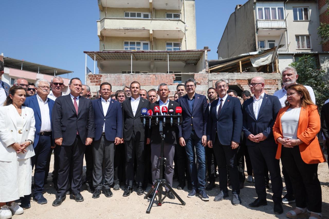 CHP Lideri Özgür Özel: “Sındırgı’nın Bir Beklentisi Var; Buranın Hızla Afet Bölgesi İlan Edilmesi Gerekiyor”