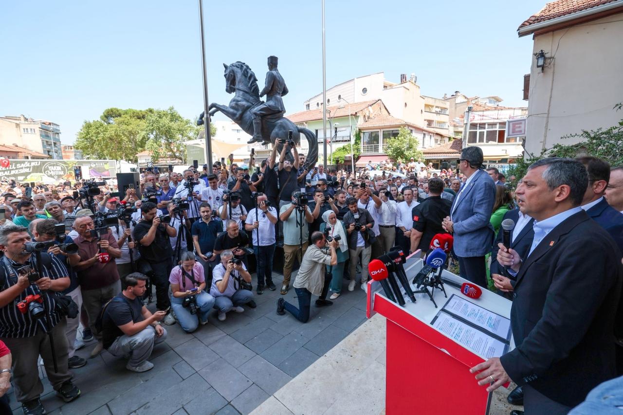 CHP Lideri Özgür Özel: “Balıkesir Büyükşehir Belediye Başkanımız İlk Andan İtibaren 225 Araçla, 812 Personelle Burada Oldu”