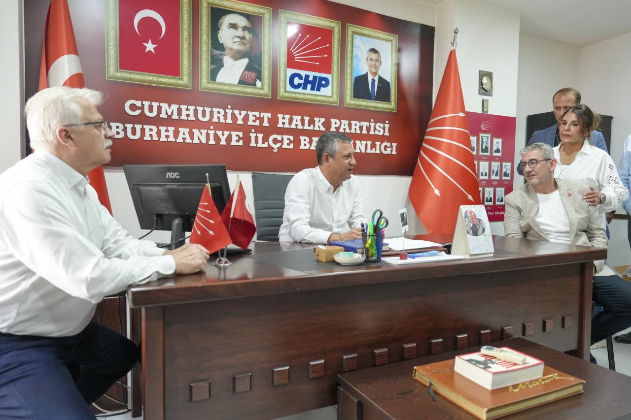 Cumhuriyet Halk Partisi Genel Başkanı Özgür Özel, Burhaniye'de...