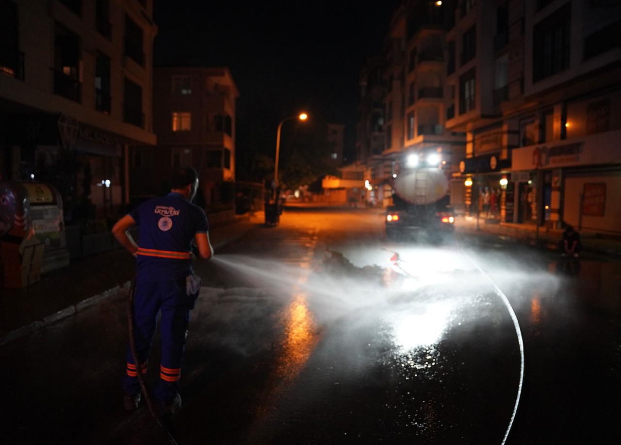 Tuzla’da semt pazarlarından sonra temizlik mesaisi