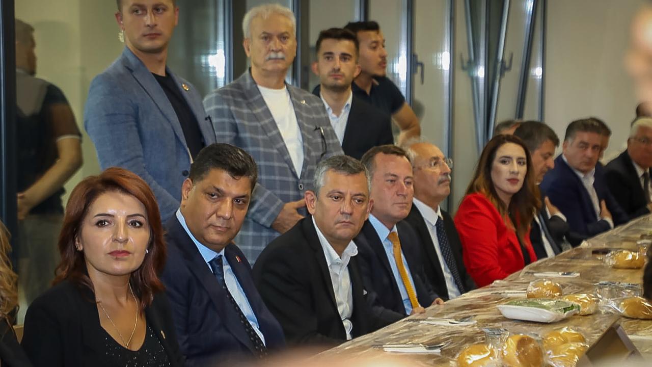 CHP Genel Başkanı Özgür Özel, Mehmet Reisoğlu’nun 40 Yemeğine Katıldı
