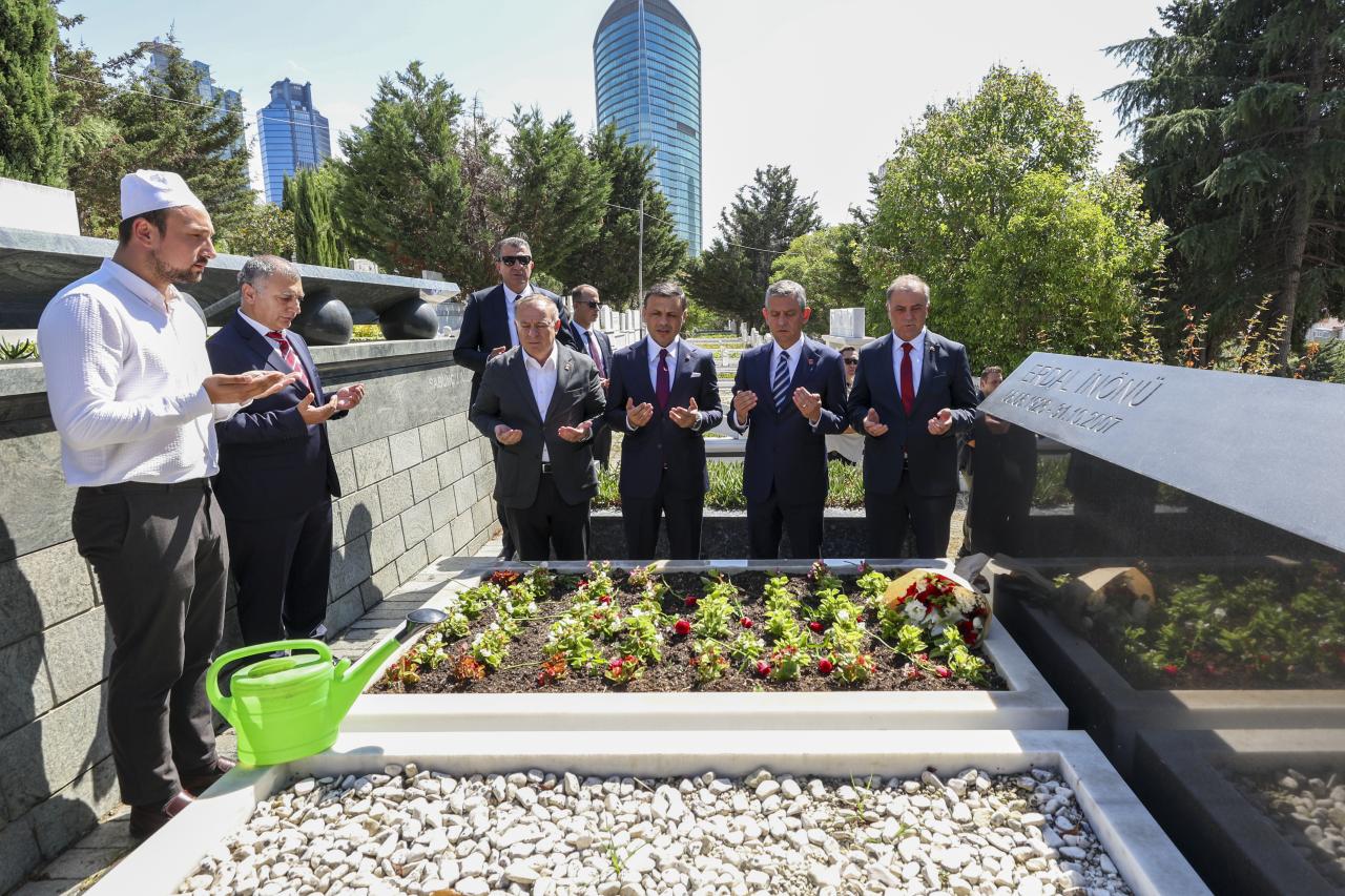 CHP Lideri Özgür Özel, Önceki Genel Başkanlar Erdal İnönü ve Altan Öymen’in Mezarlarını Ziyaret Etti