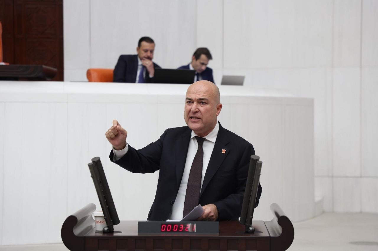 Murat Bakan, Yerlikaya’ya Polis Barikatı Getiren Plakasız Araçları Sordu