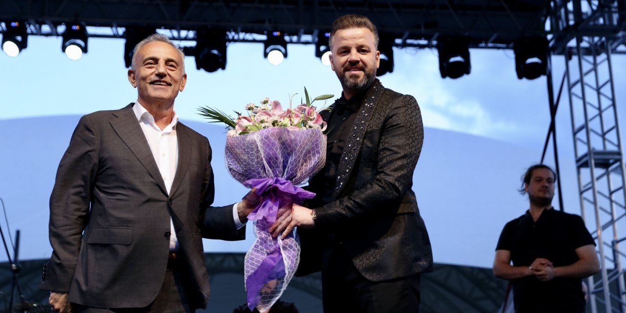 RUMELİLİ EKREM, KÜÇÜKÇEKMECE’DE HEMŞERİLERİYLE BULUŞTU
