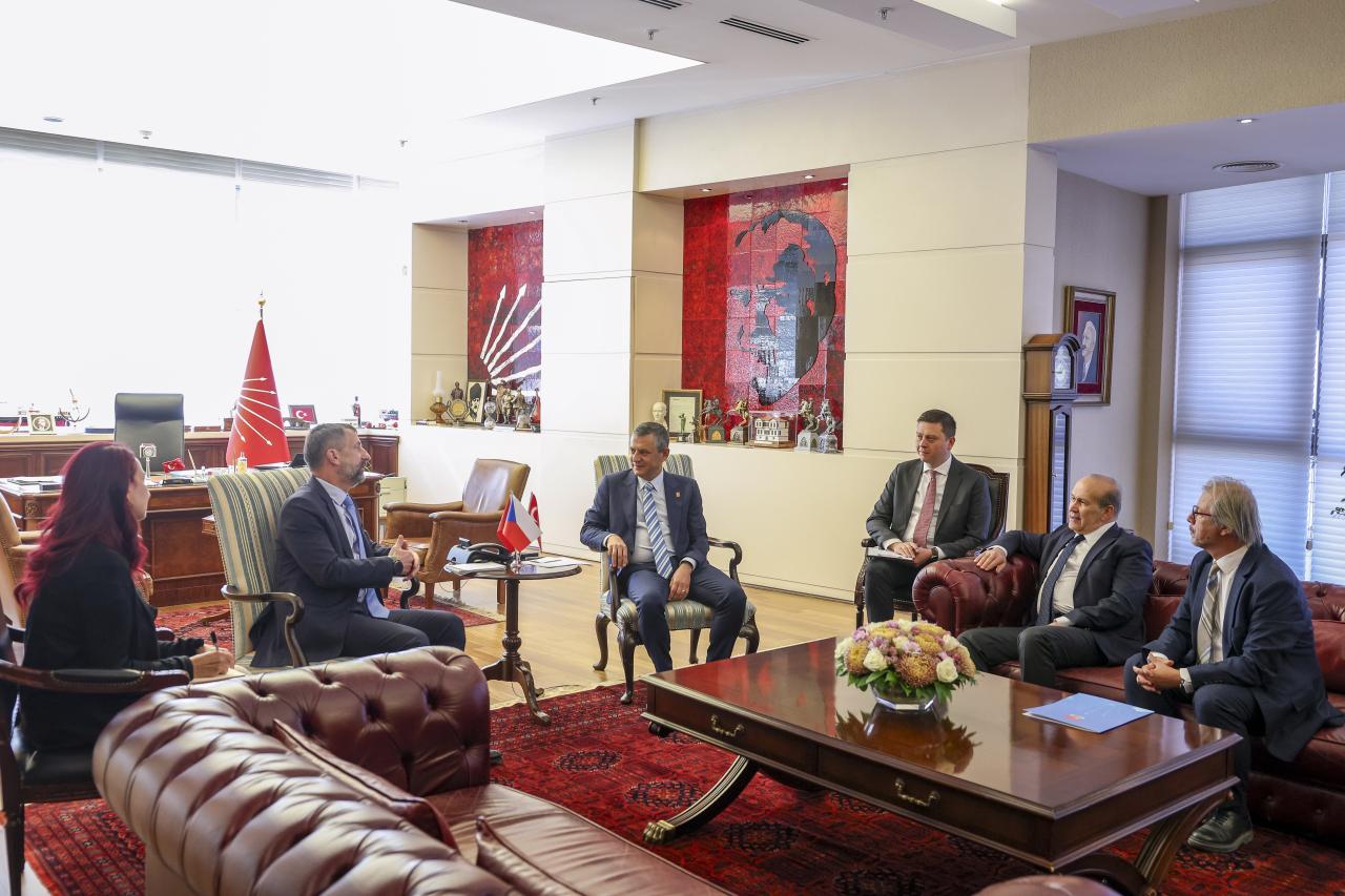 CHP Genel Başkanı Özgür Özel, Çek Cumhuriyeti Büyükelçisi Stapanek’i Kabul Etti