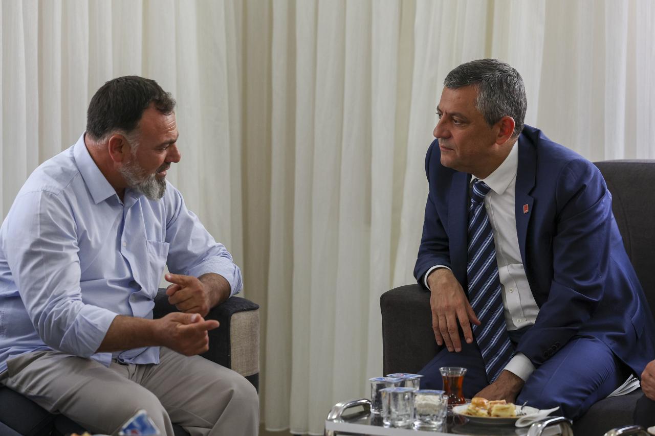 CHP Genel Başkanı Özgür Özel, Şehit Piyade Sözleşmeli Er Sefer Alan’ın Ailesini Ziyaret Etti