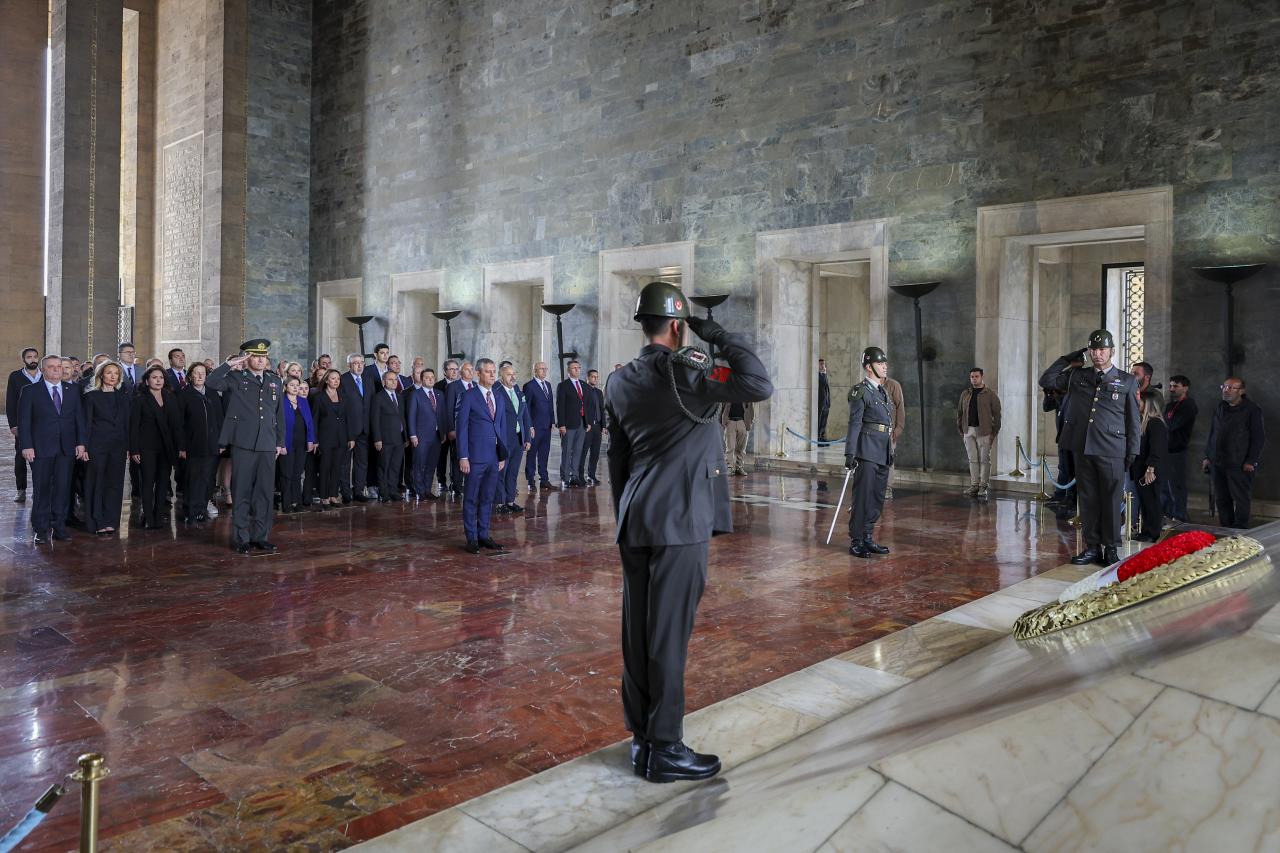 CHP Genel Başkanı Özgür Özel, PM, YDK Üyeleri ve Milletvekilleriyle Anıtkabir'i Ziyaret Etti