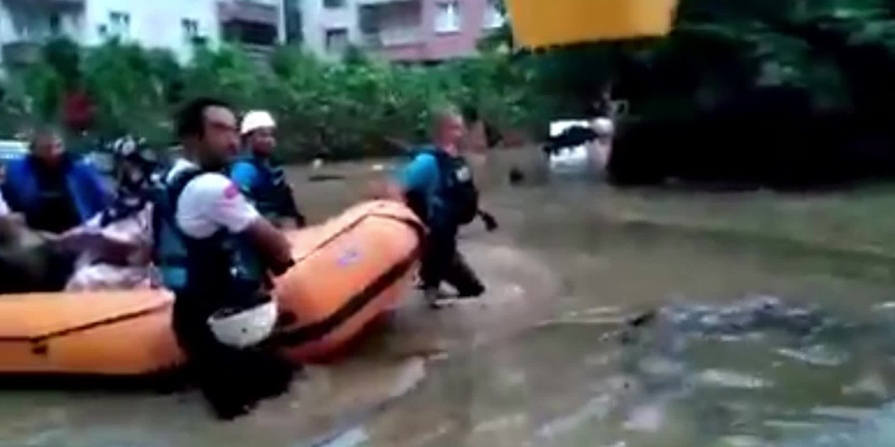 KAYSERİLİ GÖNÜLLÜLER, SEL BÖLGESİNDE VATANDAŞLARI KURTARDI; KAYIPLARI ARADI