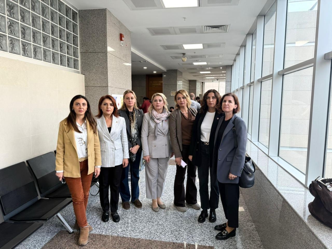 CHP Kadın Kolları Genel Başkanı Asu Kaya ile Kadın Milletvekilleri, Eda Saraç’ın Duruşmasında Yer Aldı