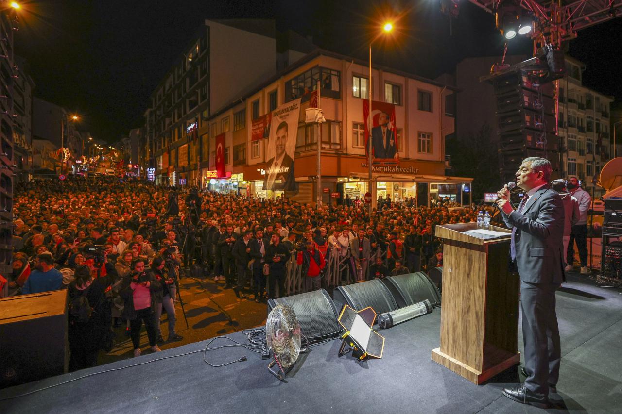 CHP Lideri Özgür Özel: “‘CHP Gelirse Sosyal Yardımlar Kesilir’ Dendi, Yardımları Dört İla Beş Kat Artırdık”