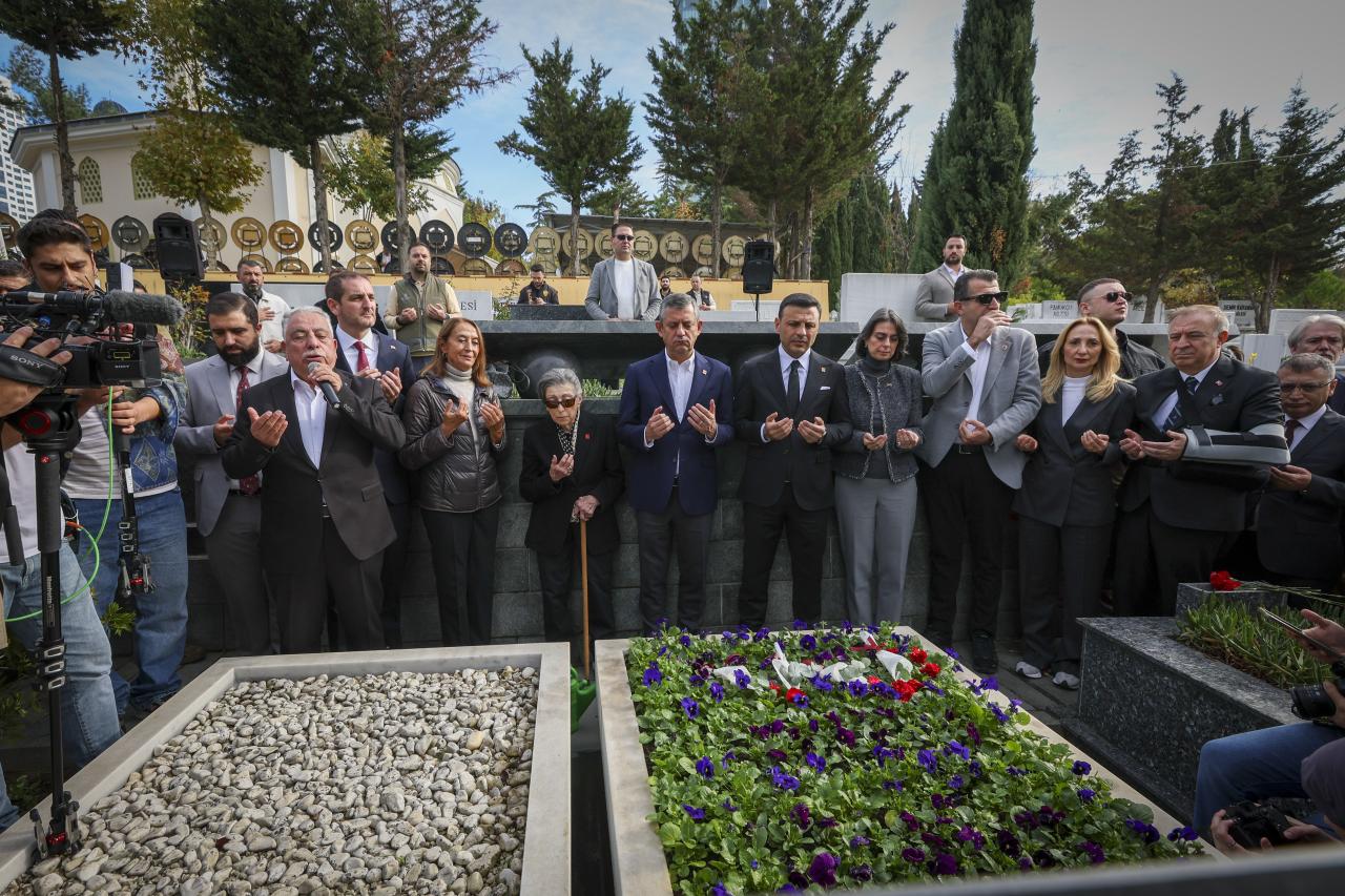 CHP Lideri Özgür Özel, Önceki Genel Başkanlarımızdan Erdal İnönü’nün Kabrini Ziyaret Etti