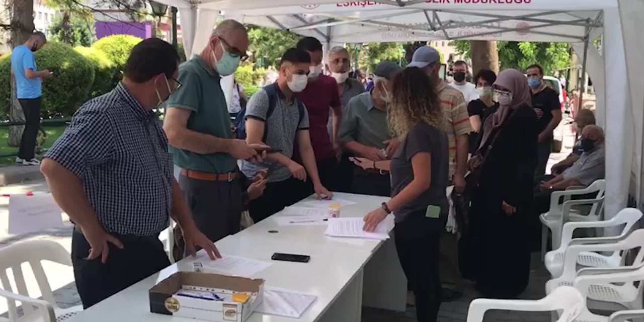 ESKİŞEHİRLİLER RANDEVUSUZ AŞI KUYRUĞUNDA