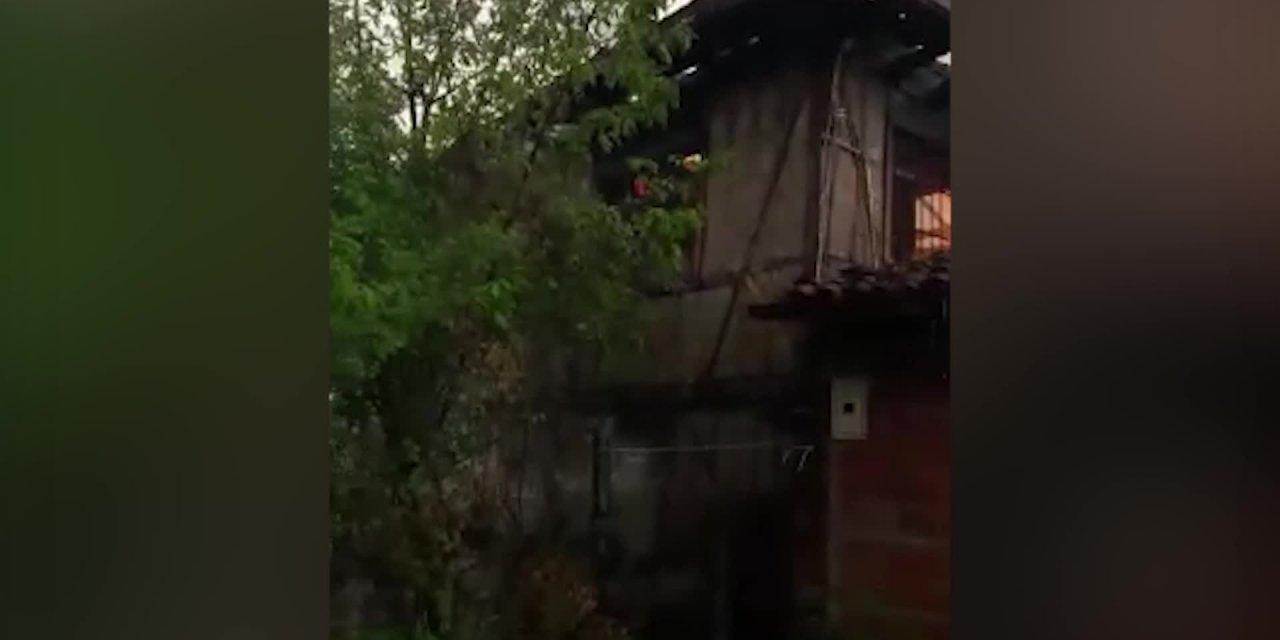 KASTAMONU’DA YILDIRIM DÜŞMESİ SONUCU BİR EV YANDI