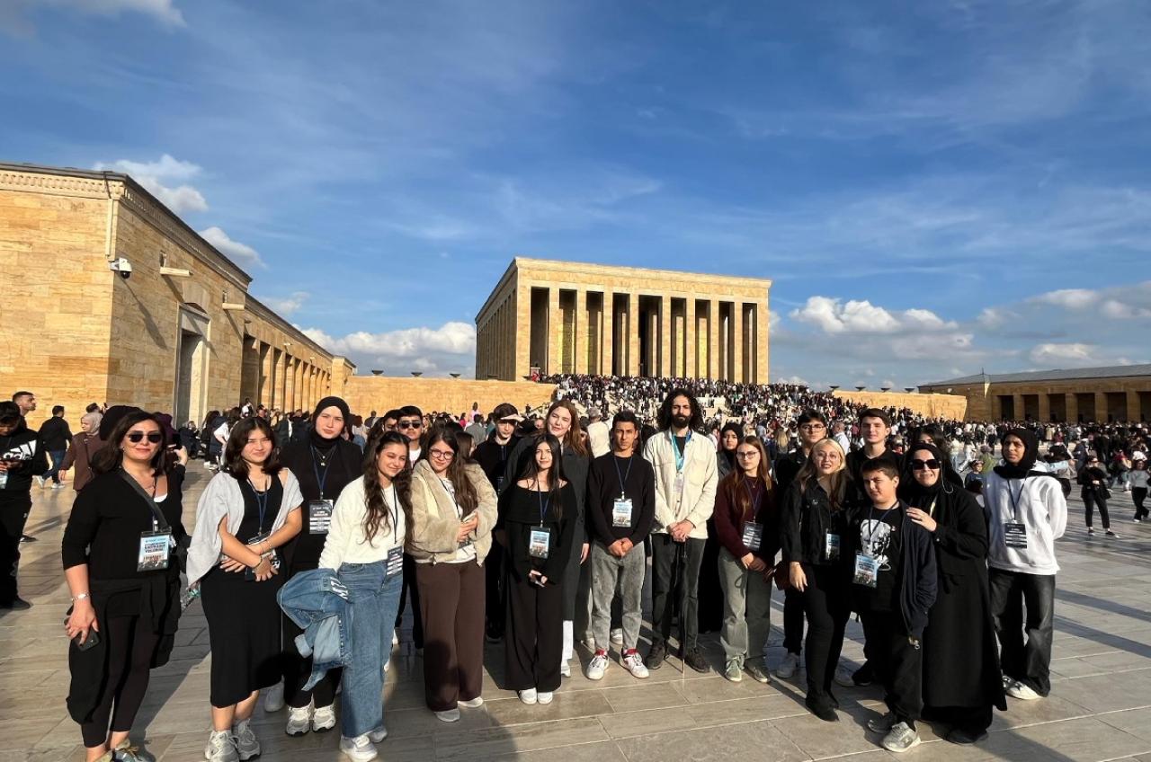 KÜÇÜKÇEKMECELİ GENÇLER ATA’NIN HUZURUNDA