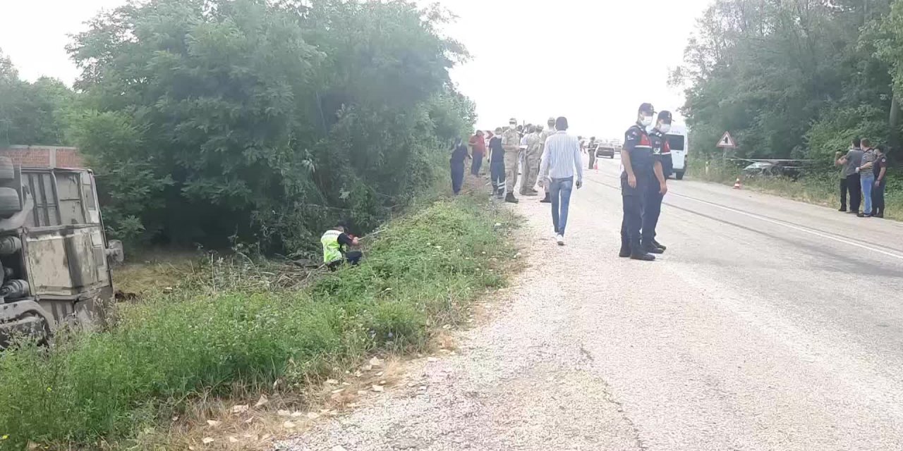 KASTAMONU’DA OTOMOBİLLE ÇARPIŞAN OTOBÜS DEVRİLDİ, 18 KİŞİ YARALANDI