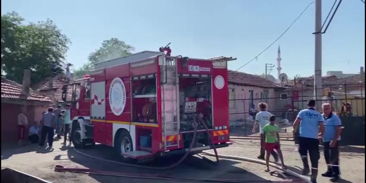 ÇORLU’DA ÇIKAN YANGINDA EV KÜLE DÖNDÜ