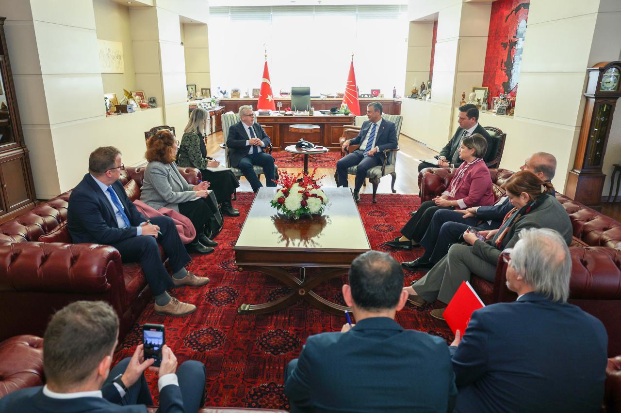 CHP Genel Başkanı Özgür Özel, Nacho Sanchez Amor ile Bir Araya Geldi