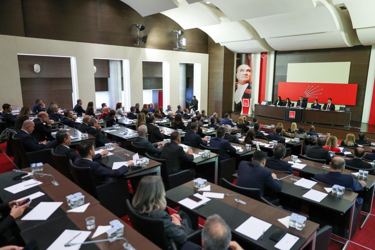 CHP Lideri Özgür Özel, 39’uncu Olağan Kurultayı Sonrası İlk Toplantısını Yapan Parti Meclisi Toplantısına Başkanlık Etti