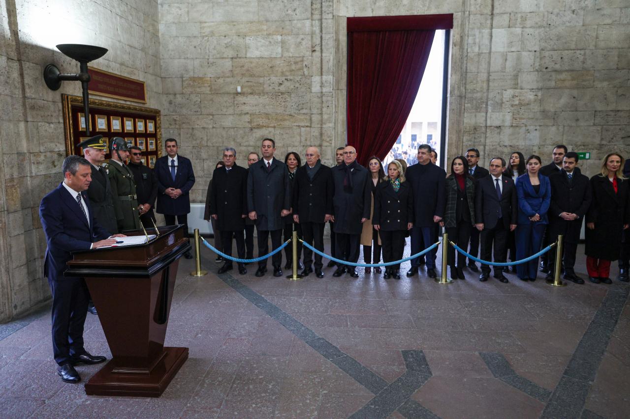 CHP Genel Başkanı Özgür Özel, Anıtkabir'i Ziyaret Etti