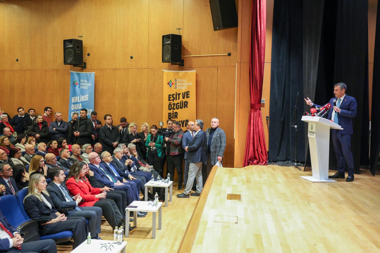 Cumhuriyet Halk Partisi Genel Başkanı Özgür Özel: “Onlar İçeride, Biz Dışarıda Bir Haysiyet Mücadelesi Veriyoruz”