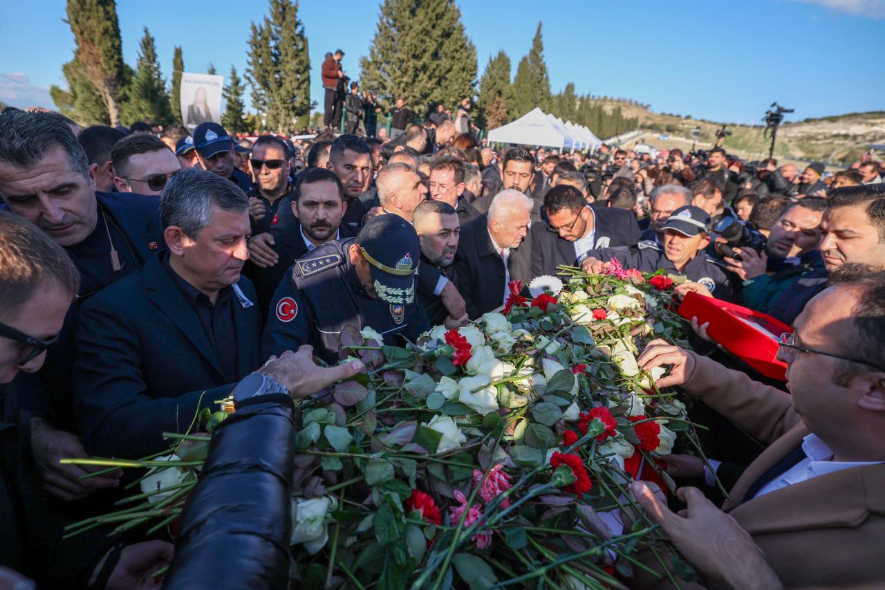 CHP Genel Başkanı Özgür Özel, Şehzadeler Belediye Başkanı Gülşah Durbay'ın Cenaze Törenine Katıldı