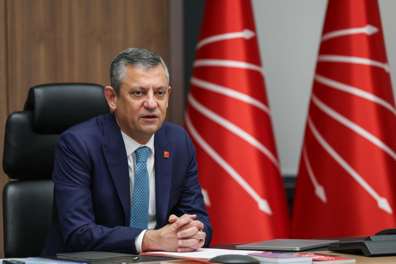 CHP Lideri Özgür Özel'den Asgari Ücret Tepkisi: Milyonlarca Çalışanın Başını Öne Eğdiren Erdoğan, Artık Sandıktan Kaçamaz