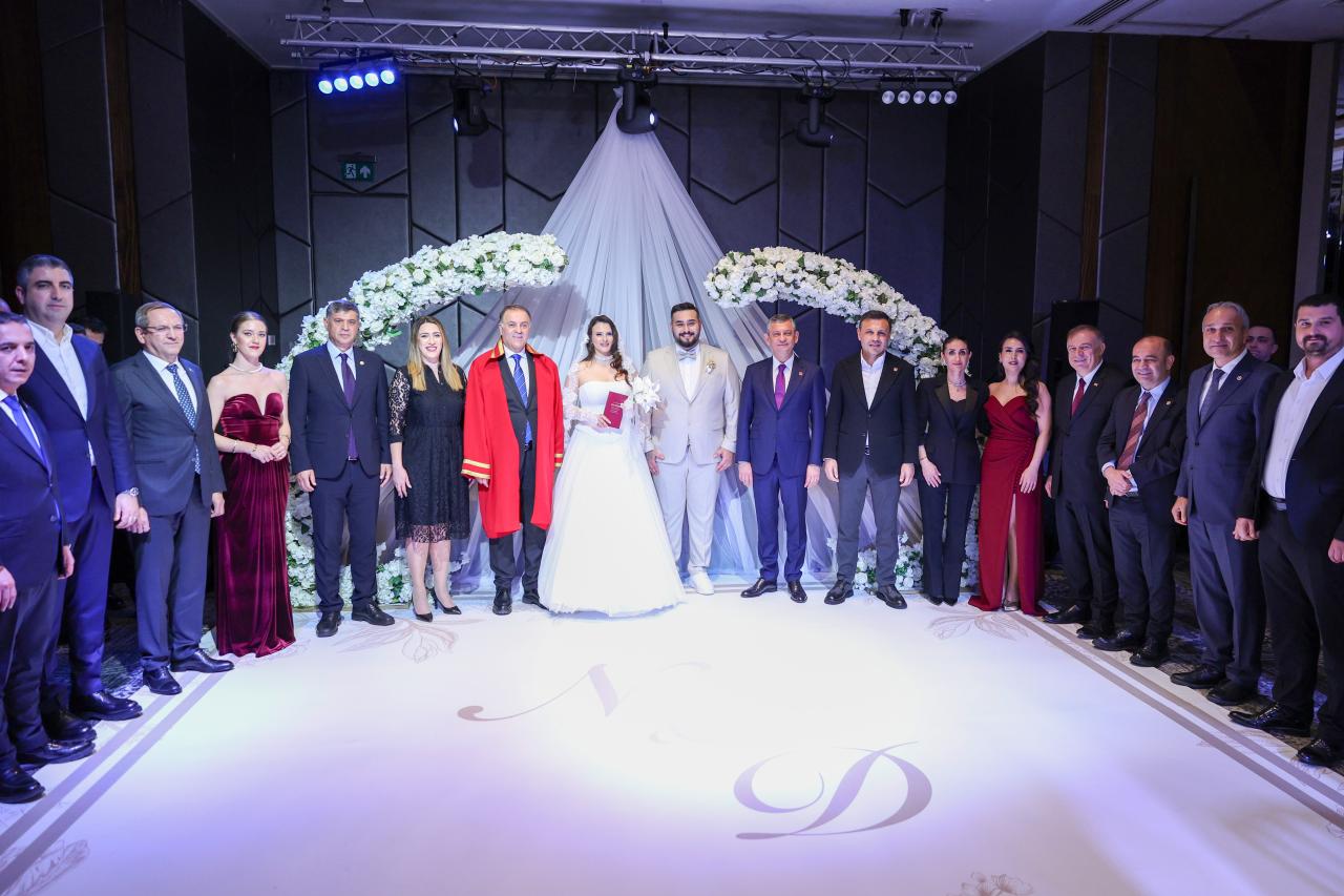 CHP Genel Başkanı Özgür Özel, Nilay ve Doğuş Çiftinin Düğün Törenine Katıldı